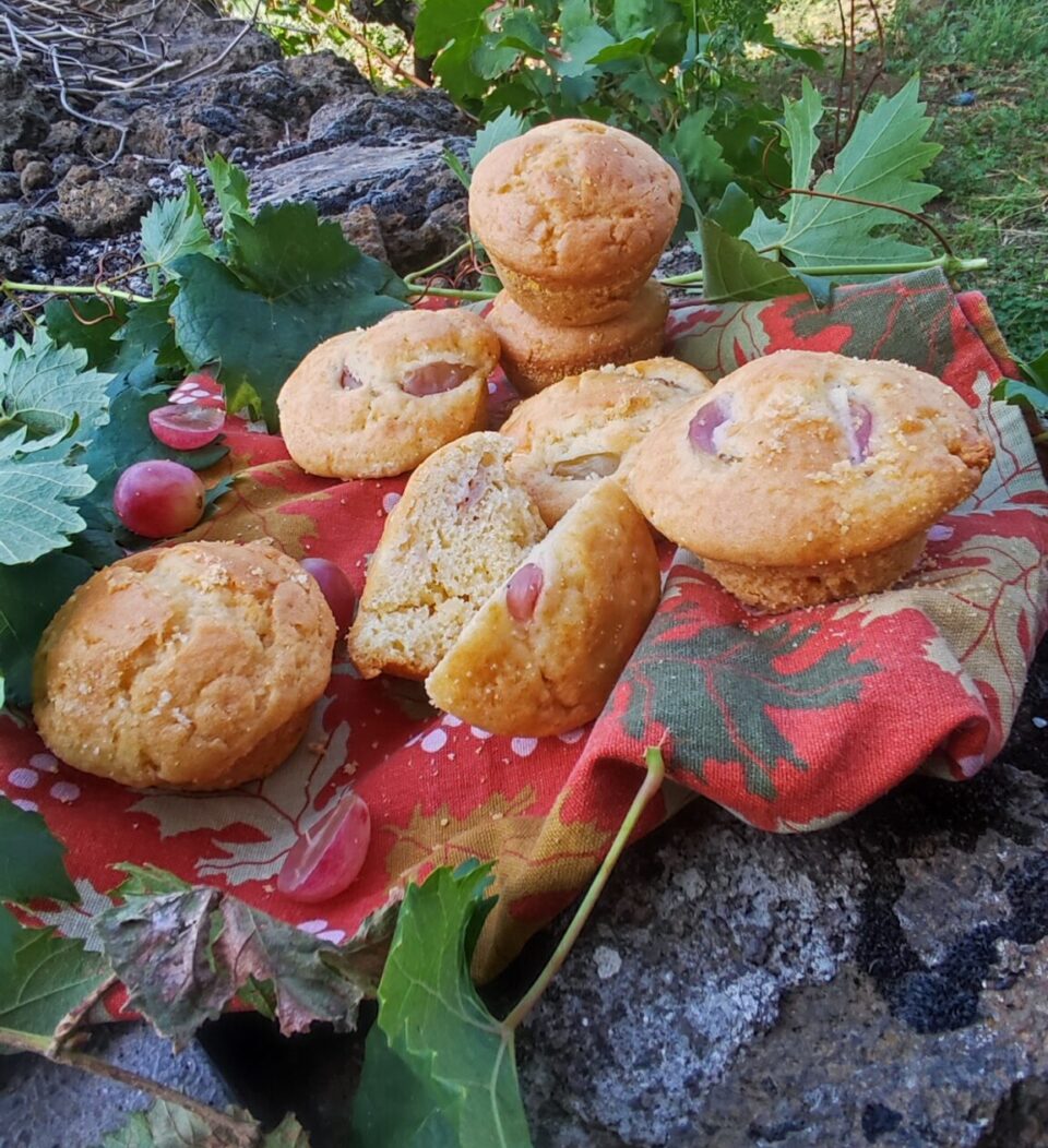 Muffin alla robiola (cioccolato bianco e uva rosata)